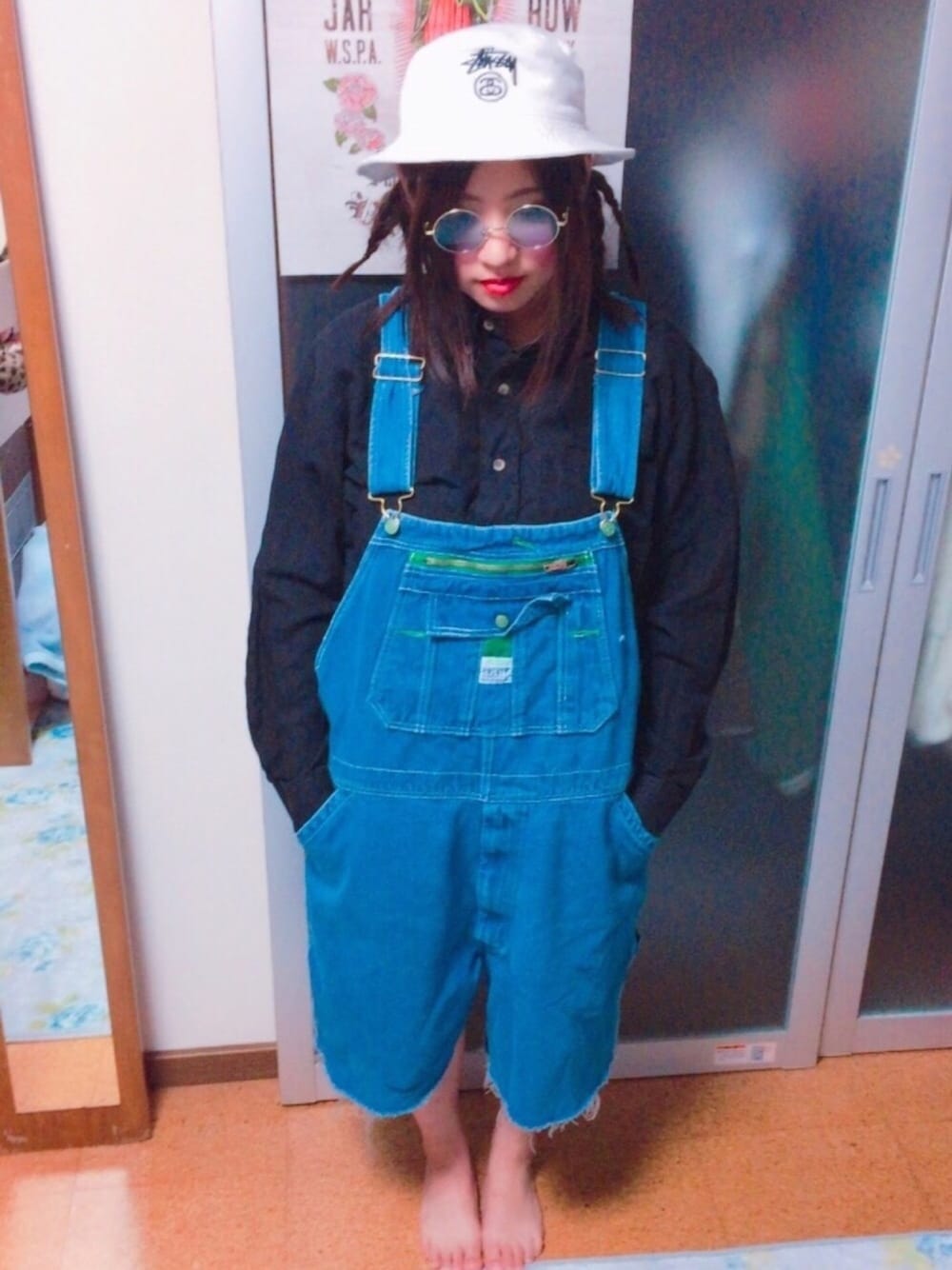 「ootd、stussy、古着、オーバーオール、バケットハット、オーバーサイズ」｜「STUSSYのStock Lock Bucket Hat（ハット、ホワイト系）」を使った、⚡︎✩Kocchon︎✩⚡︎さん（レディース・153cm）の春コーディネートの1枚目の写真