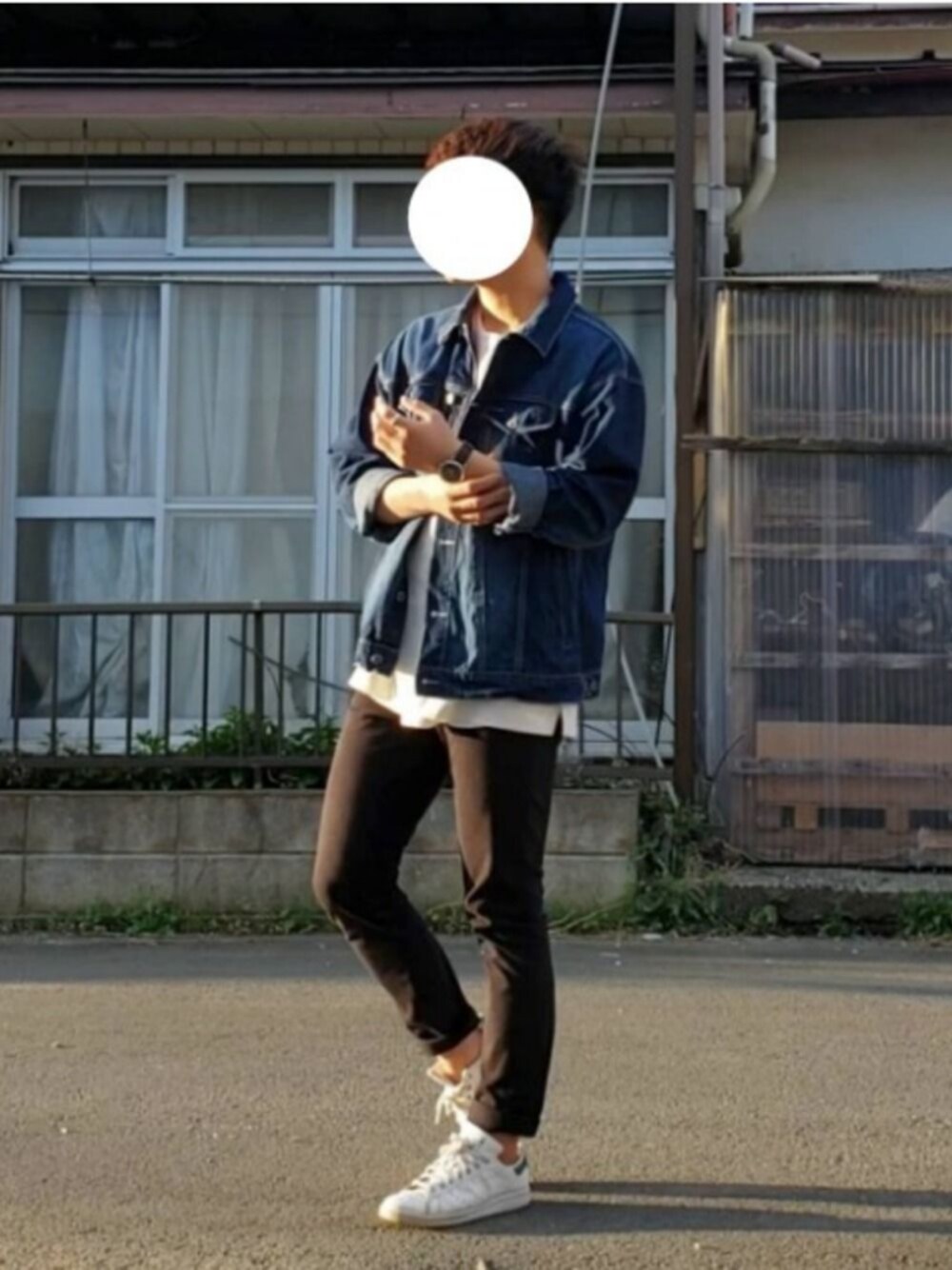 ホワイト系のトップス、ブラック系のその他パンツ、ホワイト系のスニーカーを着用したメンズの春コーディネートの1枚目の写真