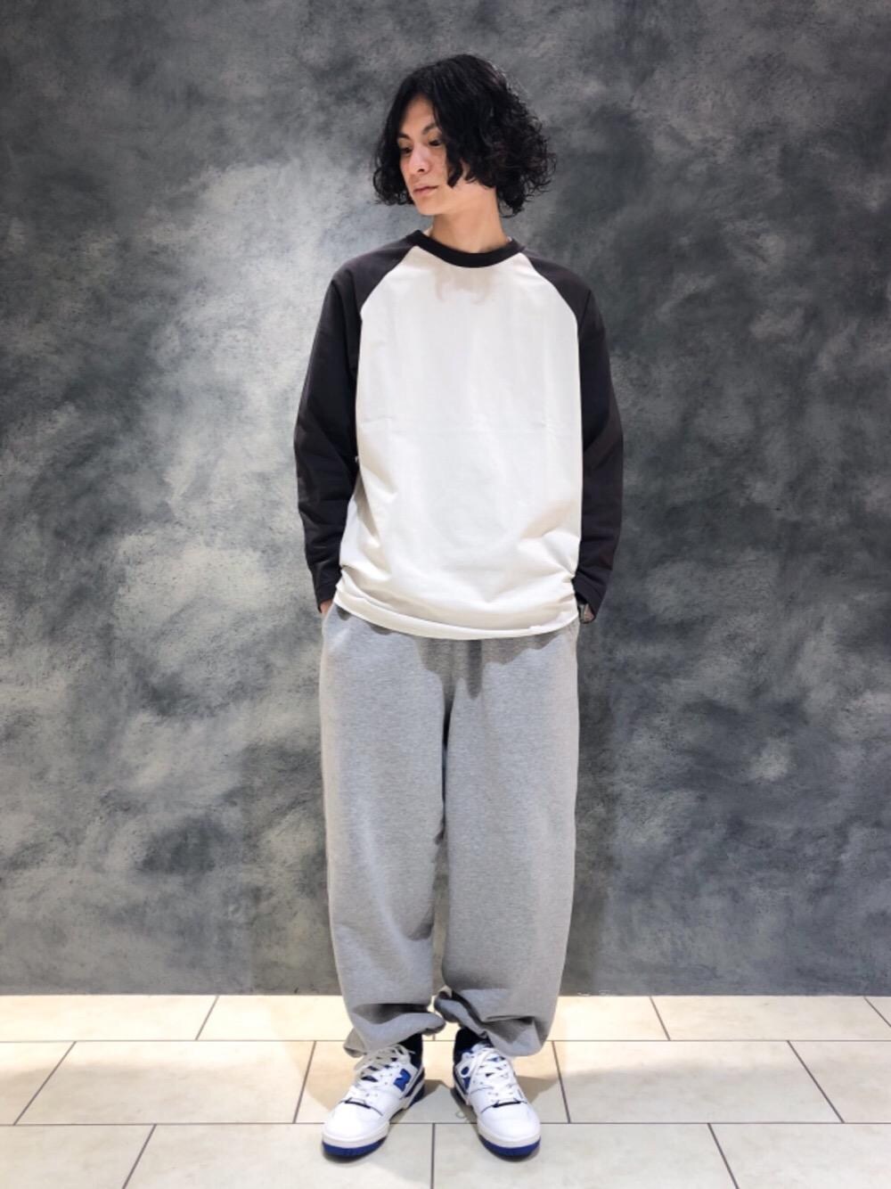 スウェットパンツを使った「T SHIRTS STYLE」の人気ファッション