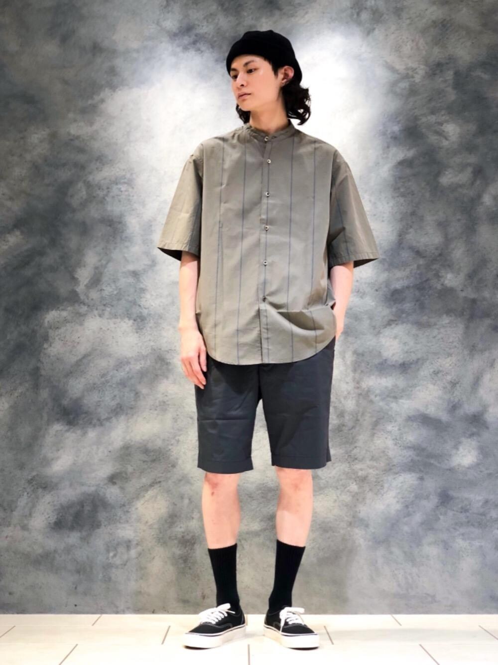 グリーン系のシャツ/ブラウス、グレー系のその他パンツ、ブラック系のスニーカーを着用したメンズの夏コーディネートの1枚目の写真