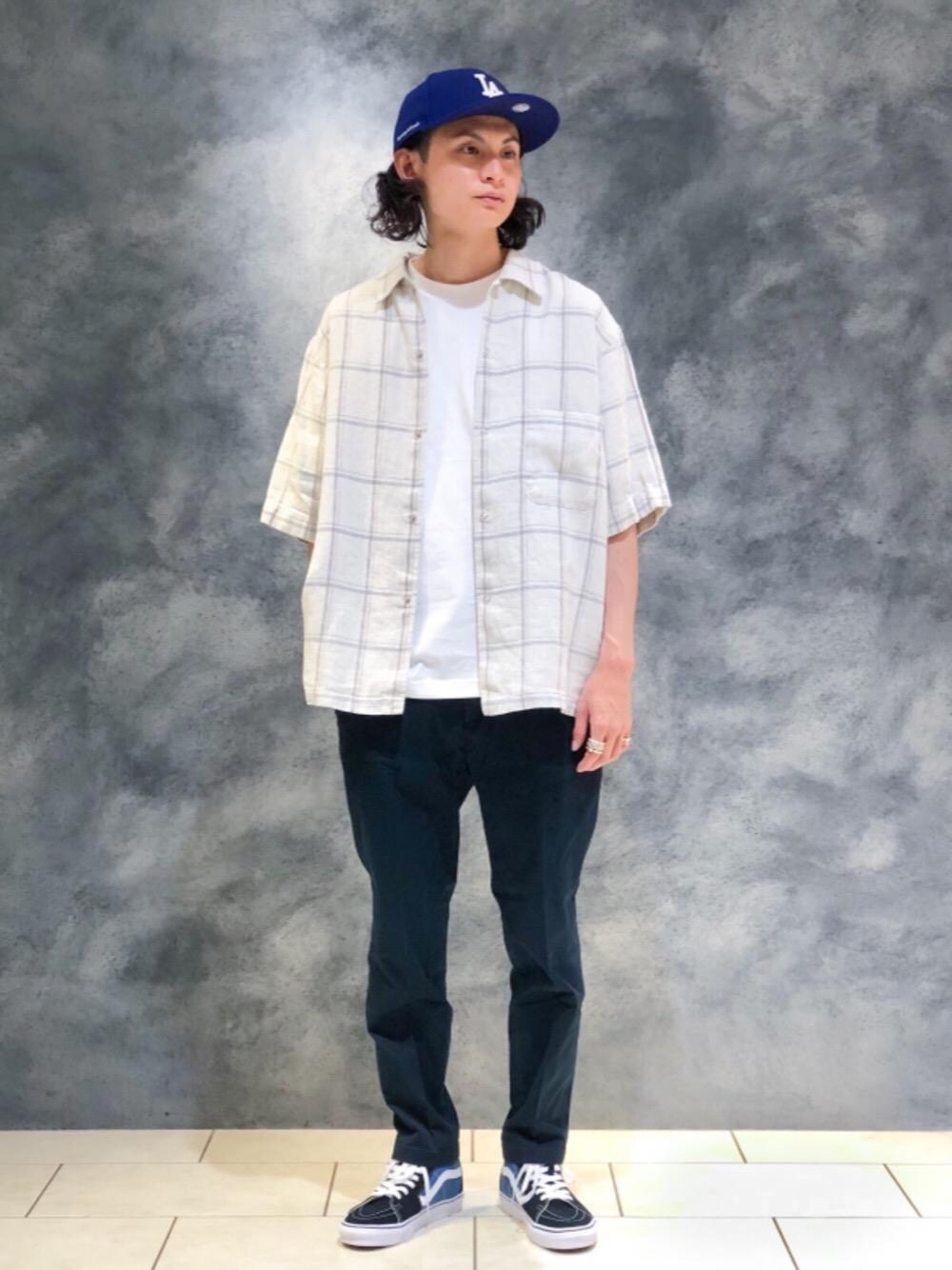 ホワイト系のTシャツ/カットソー、ブルー系のスニーカー、ベージュ系のシャツ/ブラウスを着用したメンズの夏コーディネートの1枚目の写真