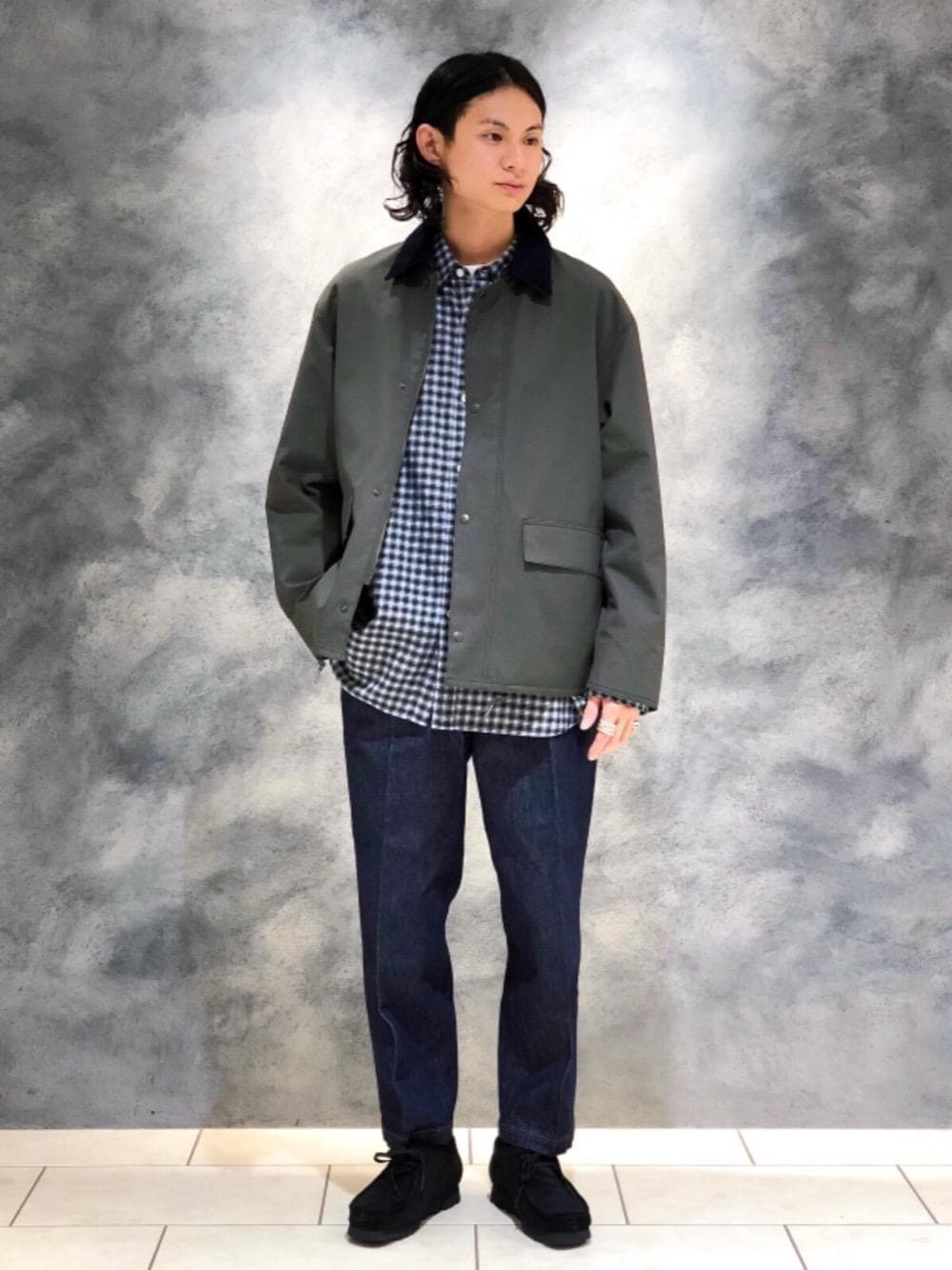 「アウター、トレンド、リラックス、シューズ、デニムパンツ、シャツ/ブラウス、RECOMMEND  ITEM STYLING、WIDE SILHOUETTE STYLE、ベーシック/トラッド、ぱんつ」｜「HANESの【別注】 ＜Hanes（ヘインズ）＞ BEEFY-T/ビーフィー Tシャツ ◇ （Tシャツ/カットソー、ホワイト系）」を使った、赤羅（akara）さん（メンズ・170cm）の秋コーディネートの1枚目の写真