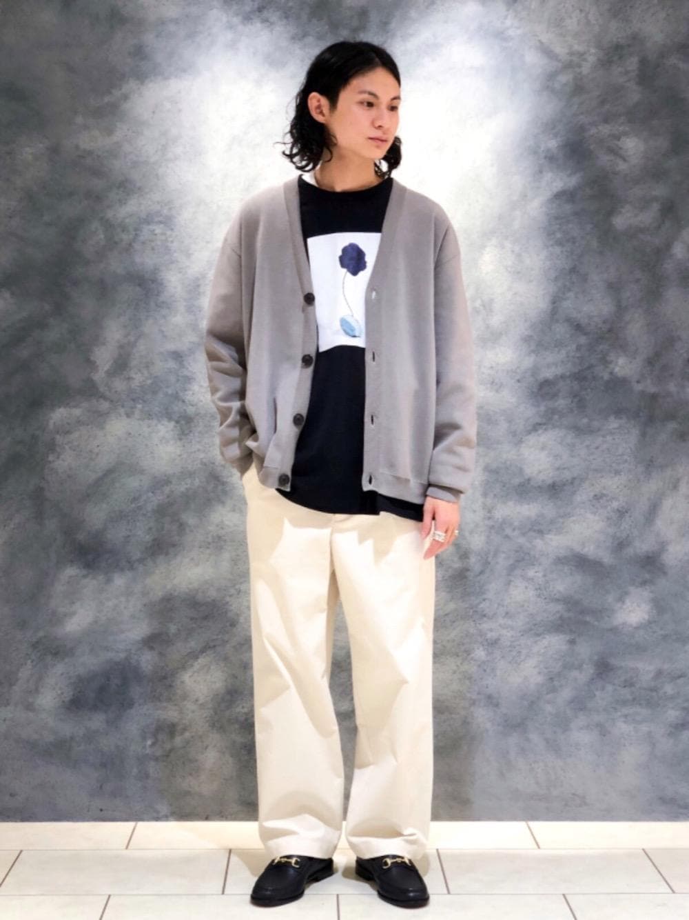 ブラック系のローファー、ホワイト系のその他パンツ、ブラック系のTシャツ/カットソーを着用したメンズの秋コーディネートの1枚目の写真