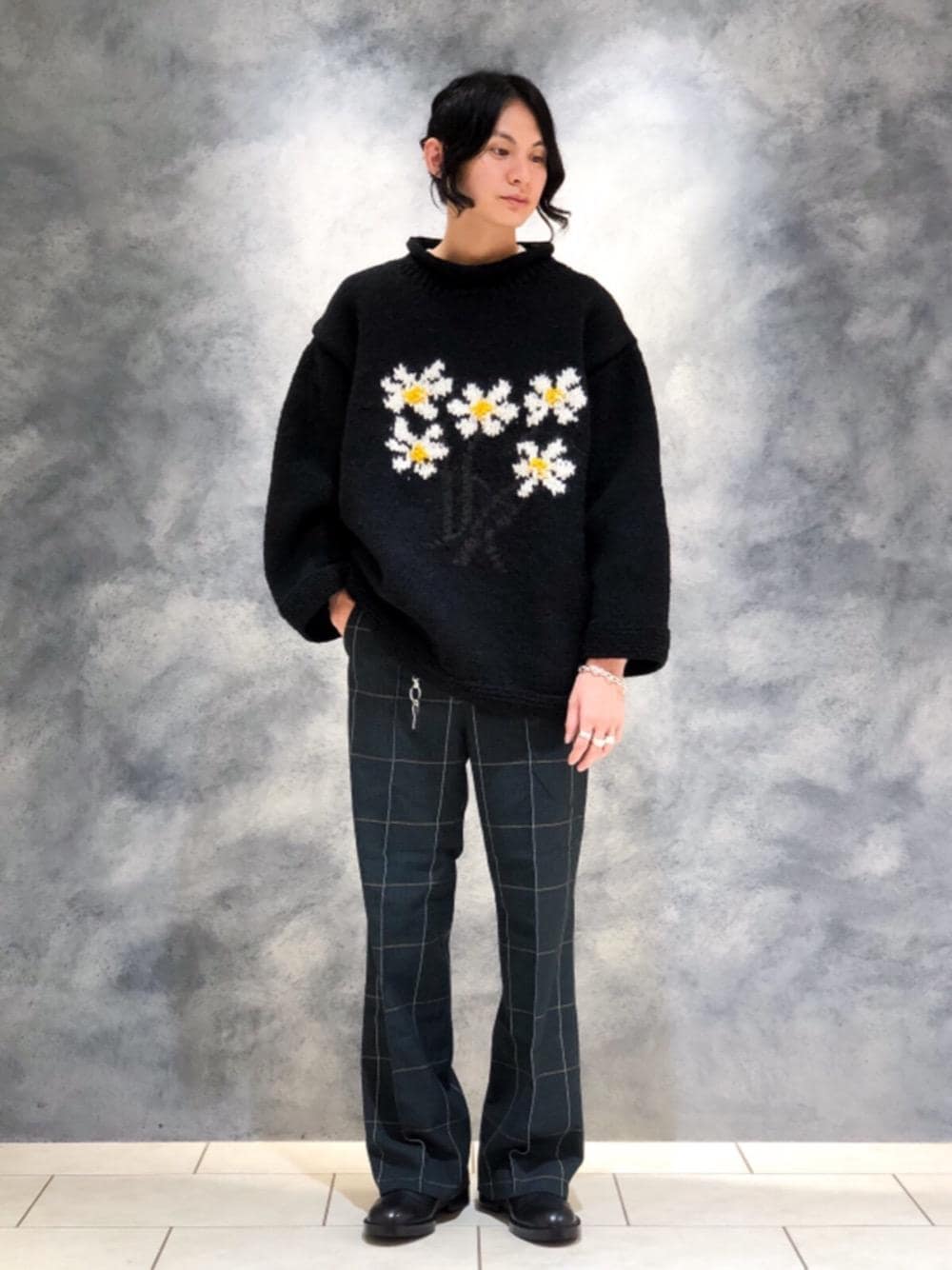 ホワイト系のTシャツ/カットソー、ブラック系のブーツ、グリーン系のスラックスを着用したメンズの秋コーディネートの1枚目の写真