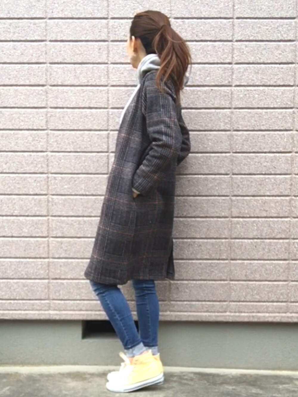 その他のカーディガン/ボレロ、グレー系のパーカー、ホワイト系のシャツ/ブラウスを着用したレディースの冬コーディネートの1枚目の写真