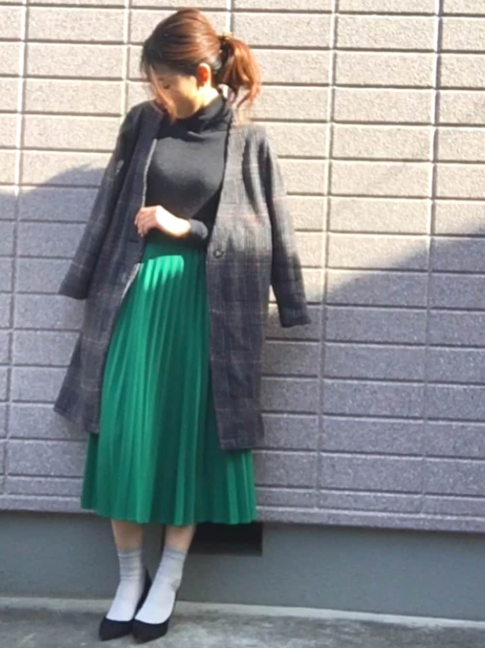 その他のカーディガン/ボレロ、グレー系のニット/セーター、グリーン系のスカートを着用したレディースの冬コーディネートの1枚目の写真