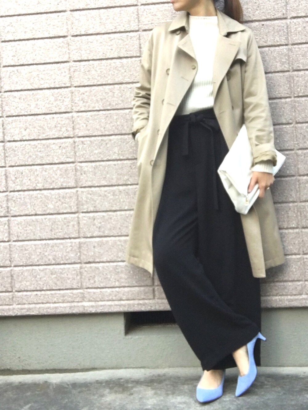 「きれいめコーディネート、トレンチコート、上下UNIQLO、ワイドパンツ、ユニクロ、GU、パンプス」｜「UNIQLOのアイテム（ニット/セーター、ホワイト系）」を使った、みちるさん（レディース・165cm）の冬コーディネートの1枚目の写真