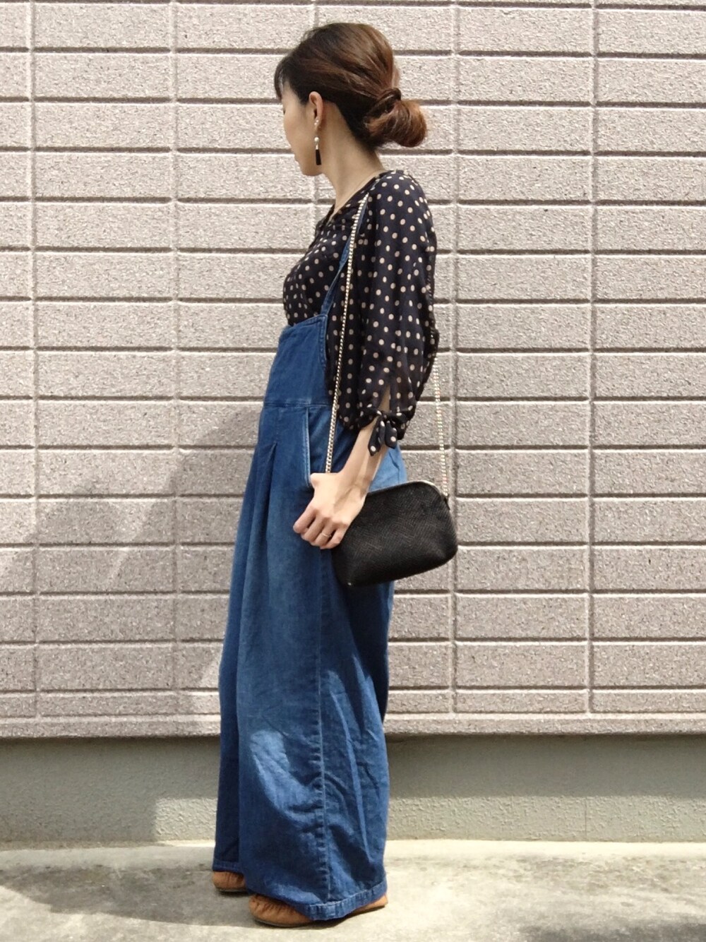 「公園、春コーデ、カジュアル、サロペット、ドット、モカシン」｜「M.deuxのアイテム（シャツ/ブラウス、ブルー系）」を使った、みちるさん（レディース・165cm）の春コーディネートの1枚目の写真