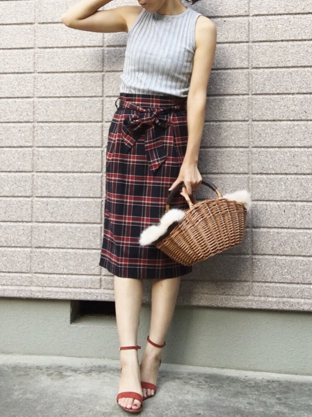 グレー系のニット/セーター、その他のスカート、ブラウン系のサンダルを着用したレディースの夏コーディネートの1枚目の写真