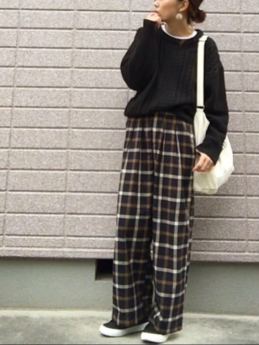 ブラック系のニット/セーター、その他のその他パンツ、ブラック系のスニーカーを着用したレディースの秋コーディネートの1枚目の写真