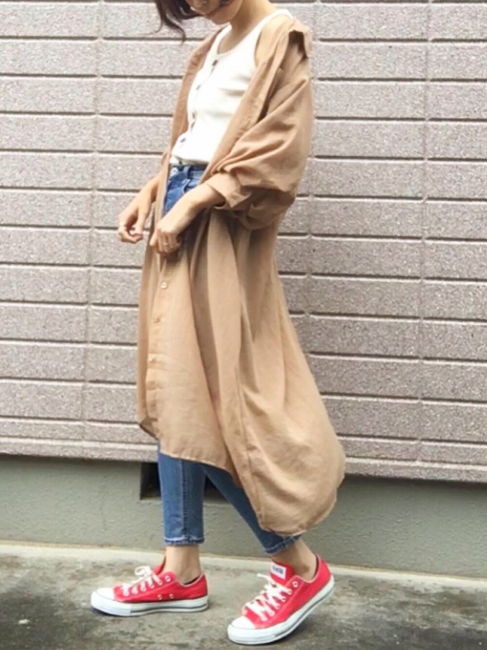 「カジュアルコーデ、カジュアル、シンプル、ラフ、フロントボタンタンクトップ、GU、上下GU」｜「GUのアイテム（タンクトップ、ベージュ系）」を使った、みちるさん（レディース・165cm）の春コーディネートの1枚目の写真
