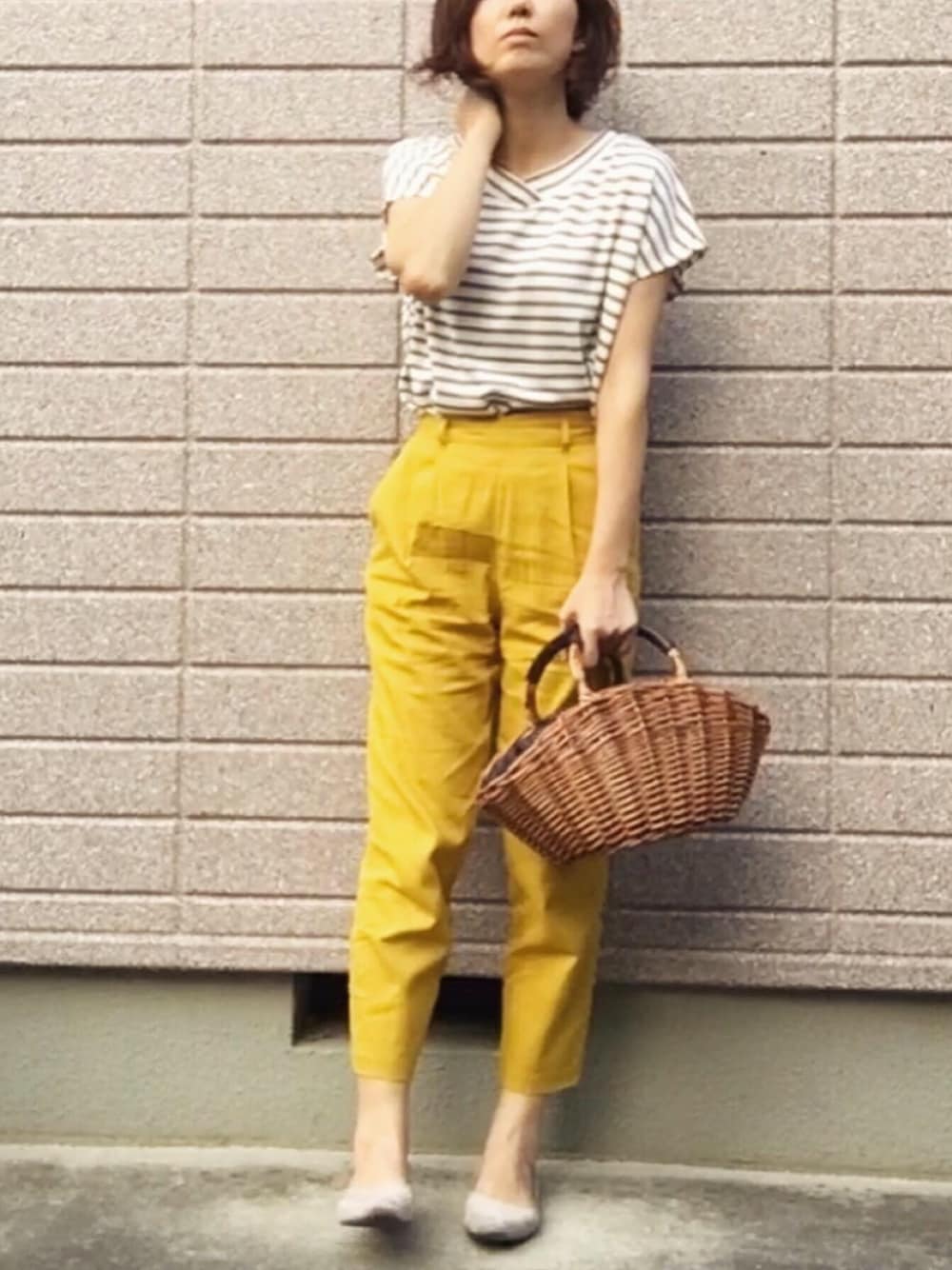 「きれいめカジュアル、プチプラ、ボーダー、イエロー、リネン、リネンパンツ」｜「chocol raffine robeのアイテム（Tシャツ/カットソー、ホワイト系）」を使った、みちるさん（レディース・165cm）の夏コーディネートの1枚目の写真