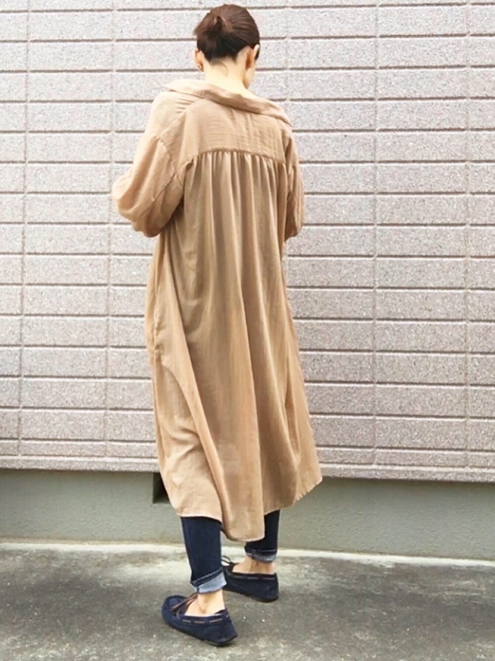 「秋のカフェオレコーデ、大人トレンドカジュアル、オトナカジュアル、秋コーデ、ブラウン、シャツワンピ、モカシン、プチプラ」｜「rpsのアイテム（シャツワンピース、ベージュ系）」を使った、みちるさん（レディース・165cm）の秋コーディネートの1枚目の写真