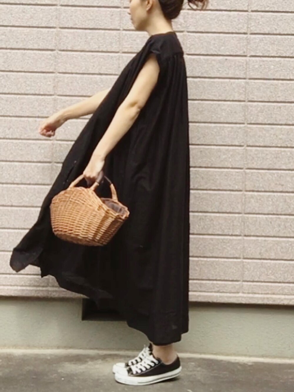「ラクチンコーデ、ブラックコーデ、ブラック、シャツワンピ、ワンピース、大人カジュアル、黒」｜「rpsのコットンボイルシャツワンピース（シャツワンピース、ブラック系）」を使った、みちるさん（レディース・165cm）の夏コーディネートの1枚目の写真