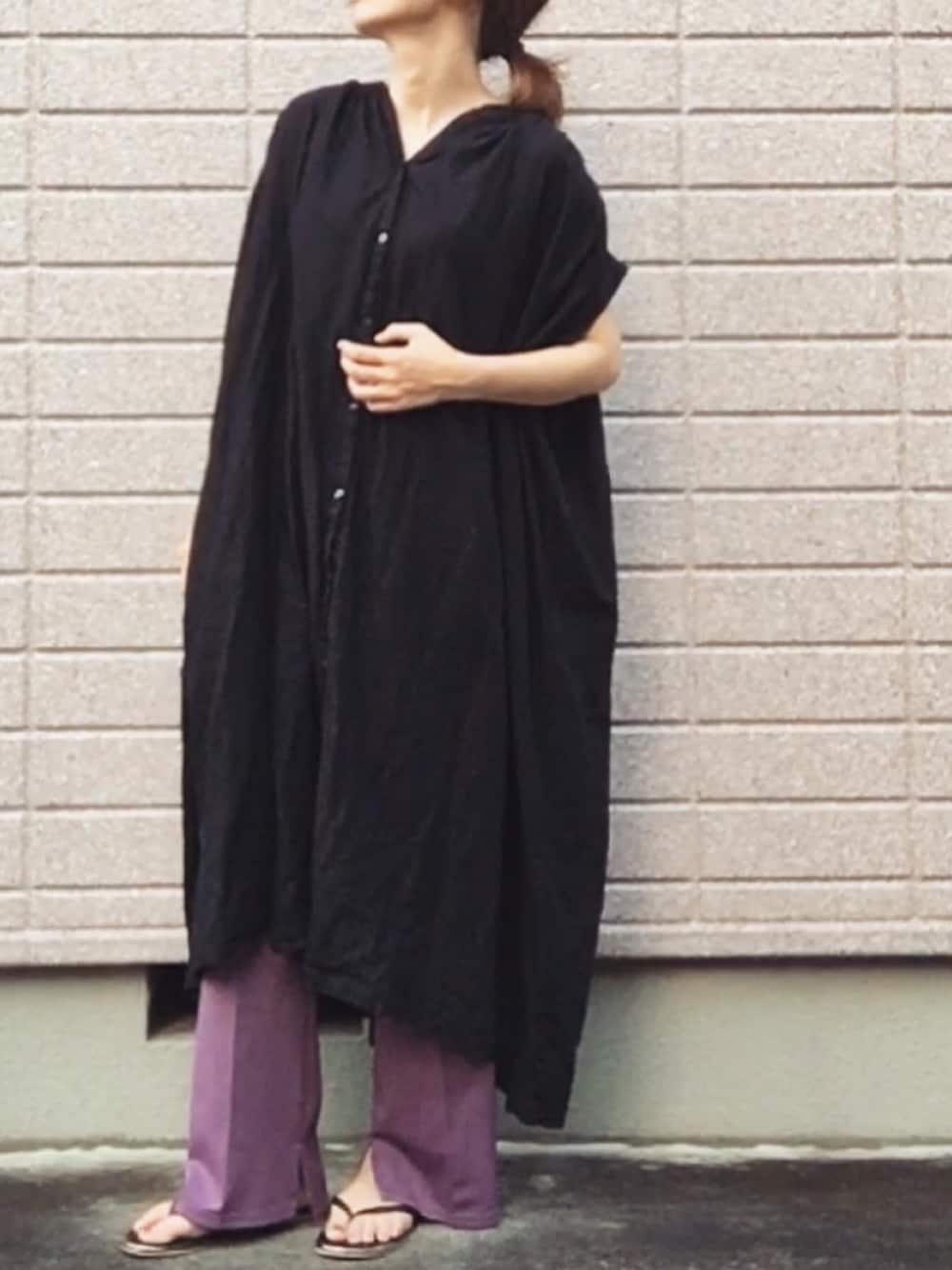 「ゆるコーデ、ゆったりコーデ、シャツワンピ、ブラック、カラーパンツ、プチプラ」｜「rpsのコットンボイルシャツワンピース（シャツワンピース、ブラック系）」を使った、みちるさん（レディース・165cm）の夏コーディネートの1枚目の写真