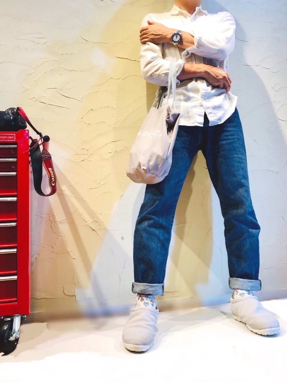 「ネルシャツ、DEAN&DELUCA、NIKE、花柄靴下、リーバイス502、可愛い靴下、白シャツ、エコバッグ」｜「Levi'sの＜LEVI’S（リーバイス）＞M/C 502 M/CLEAN（デニムパンツ、ブルー系）」を使った、たもっち🍷さん（メンズ・167cm）の秋コーディネートの1枚目の写真
