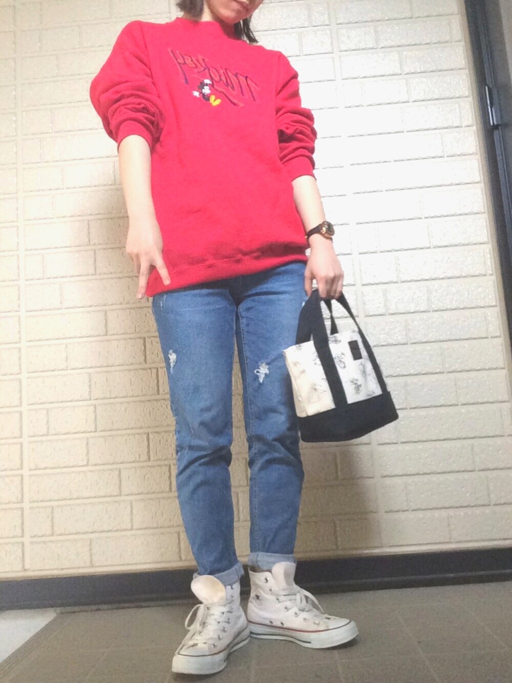 「スウェット、デニム、コンバース、ミッキー」｜「HOTPINGのアイテム（デニムパンツ、ブルー系）」を使った、Aさん（レディース・158cm）の夏コーディネートの1枚目の写真