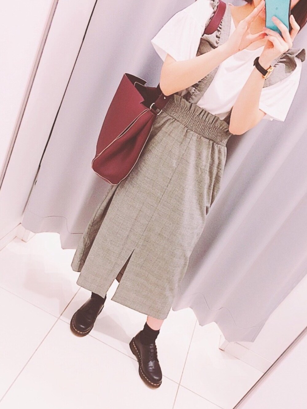 「秋のコーデ、グレンチェック、Dr.Martens、H&M」｜「H&Mのアイテム（ジャンパースカート、グレー系）」を使った、Aさん（レディース・158cm）の秋コーディネートの1枚目の写真