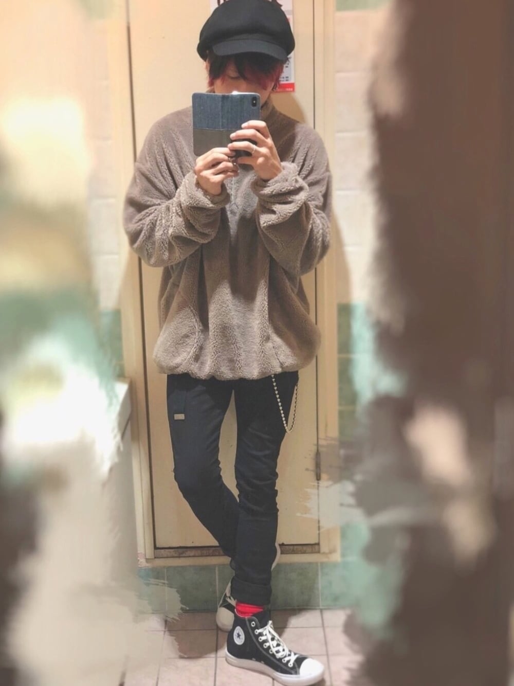 「秋コーデ、カジュアルコーデ、秋服、ボア、ゆるコーデ、ラフ、ベージュ、converse、赤」｜「kutirのboa half zip PO/ボア ハーフジップ プルオーバー（その他トップス、ブラウン系）」を使った、ゆったんさん（メンズ・172cm）の秋コーディネートの1枚目の写真
