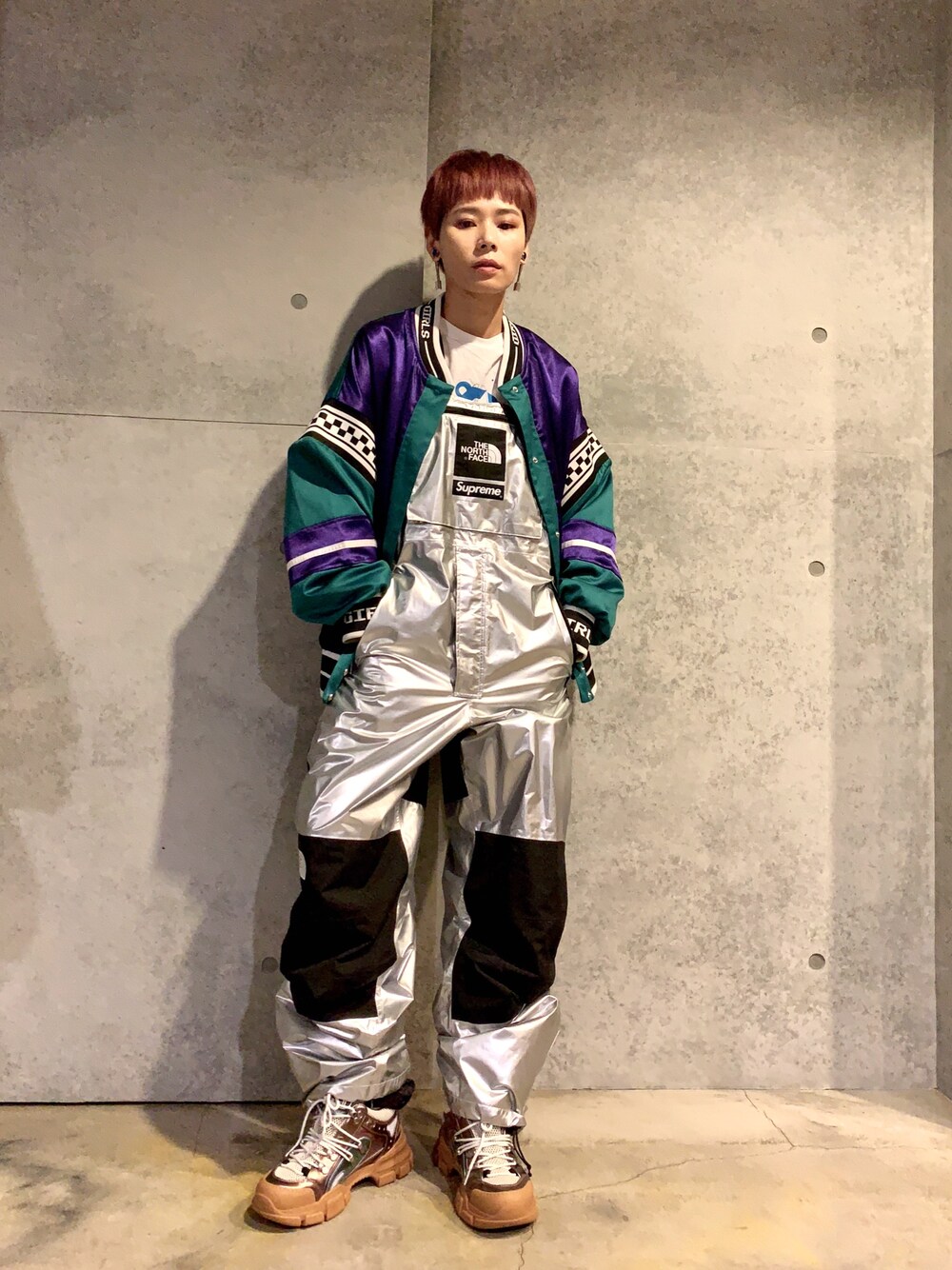 「ootd、supreme、cool」｜「northface supremeのアイテム（サロペット/オーバーオール、シルバー系）」を使った、Joycechangさん（レディース・163cm）の秋コーディネートの1枚目の写真