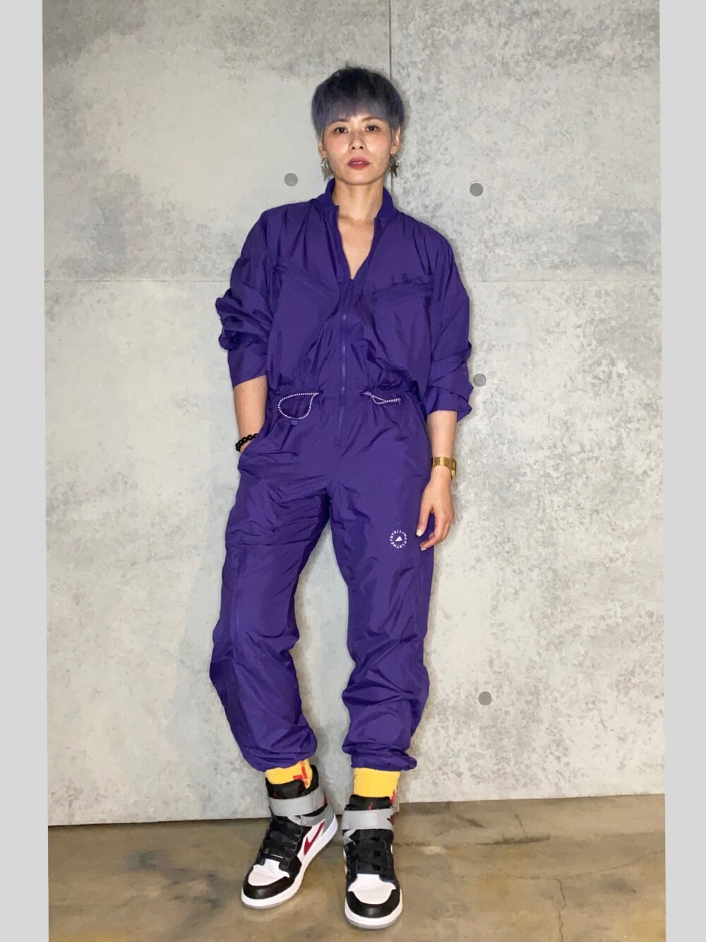 「ootd、jumpsuit、cool、Jordan」｜「adidas by Stella McCartneyのアイテム（つなぎ/オールインワン、パープル系）」を使った、Joycechangさん（レディース・163cm）の秋コーディネートの1枚目の写真