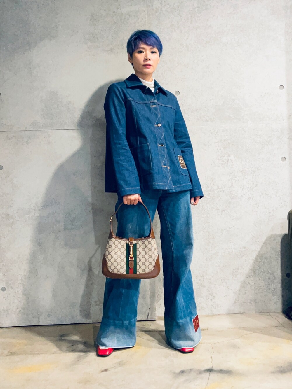 「復古、牛仔褲、丹寧、ootd、RETRO GIRL」｜「GUCCIのアイテム（ショルダーバッグ、ブラウン系）」を使った、Joycechangさん（レディース・163cm）の冬コーディネートの1枚目の写真