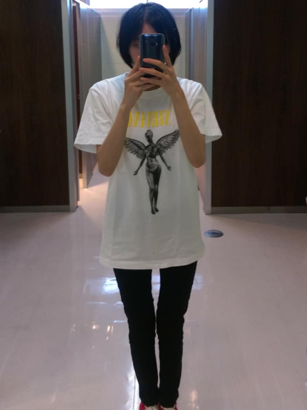 「バントTシャツ、ロックT、NIRVANA」｜「no brandのアイテム（Tシャツ/カットソー、ホワイト系）」を使った、すあまさん（レディース・161cm）の秋コーディネートの1枚目の写真