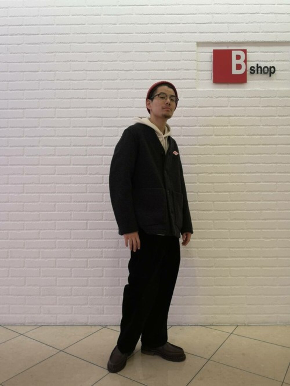 「Danton、Bshop、Paraboot、KIJIMA TAKAYUKI、GYMPHLEX、FANTASTICDAYS」｜「GYMPHLEXの【Gymphlex】プルオーバーパーカー MEN（スウェット、ホワイト系）」を使った、KURONO MASAOMIさん（メンズ・165cm）の秋コーディネートの1枚目の写真