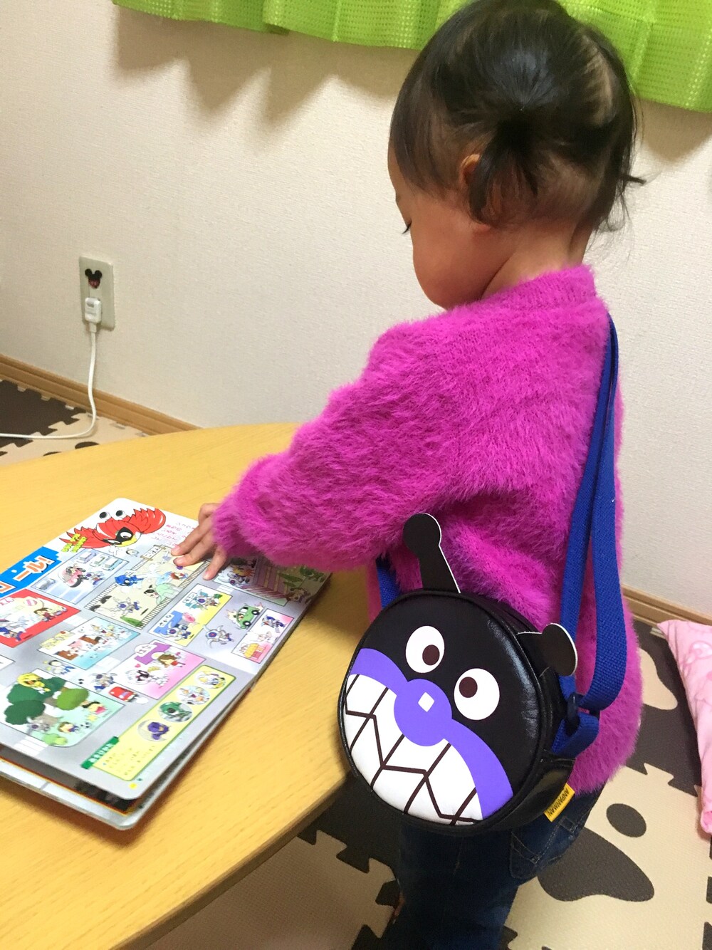 「おんなのこ」｜「petit mainのモヘアニット（ニット/セーター、ピンク系）」を使った、futabaさん（キッズ・80cm）の冬コーディネートの1枚目の写真