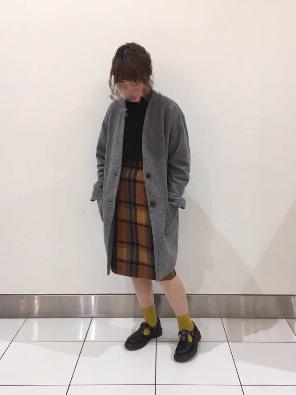 「マーチン、ドクターマーチン、fashion、グレー」｜「w closetのアイテム（スカート、オレンジ系）」を使った、二宮結以さん（レディース・158cm）の冬コーディネートの1枚目の写真