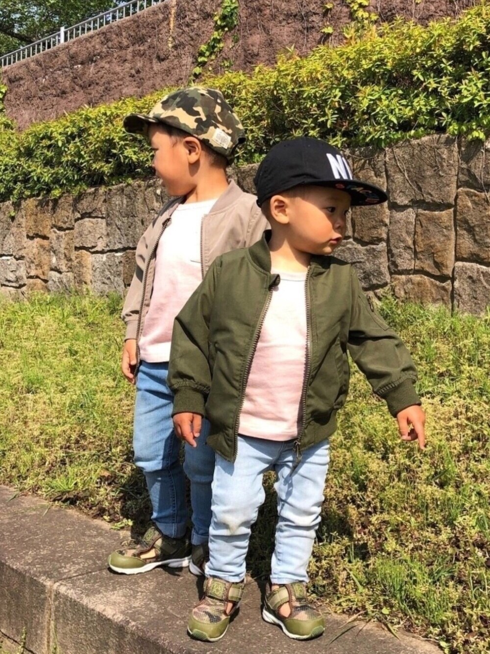 「しまむら、ピンク男子、MA-1、スキニーパンツ、サックスブルー、兄弟コーディネート、シミラールック」｜「BREEZEのもっと軽やかストレッチスキニーデニム 10分丈（デニムパンツ、ブルー系）」を使った、to'n'soさん（キッズ・100cm）の春コーディネートの1枚目の写真
