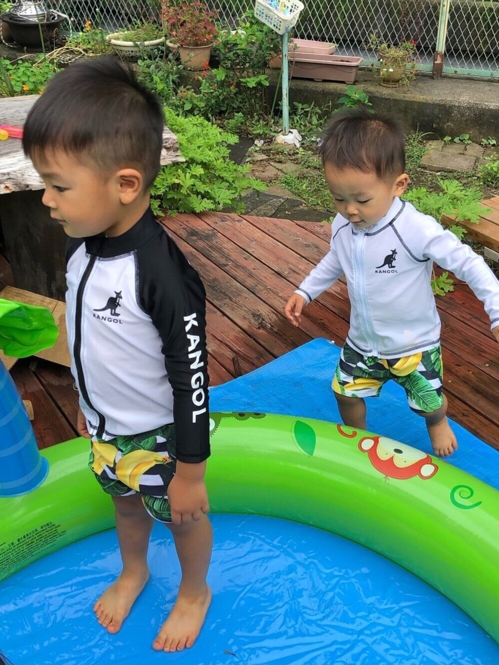 「プチプラ、兄弟コーディネート、モノトーン、庭プール、水着、海パン、ラッシュガード」｜「KANGOLのアイテム（ラッシュガード、ホワイト系）」を使った、to'n'soさん（キッズ・100cm）の夏コーディネートの1枚目の写真