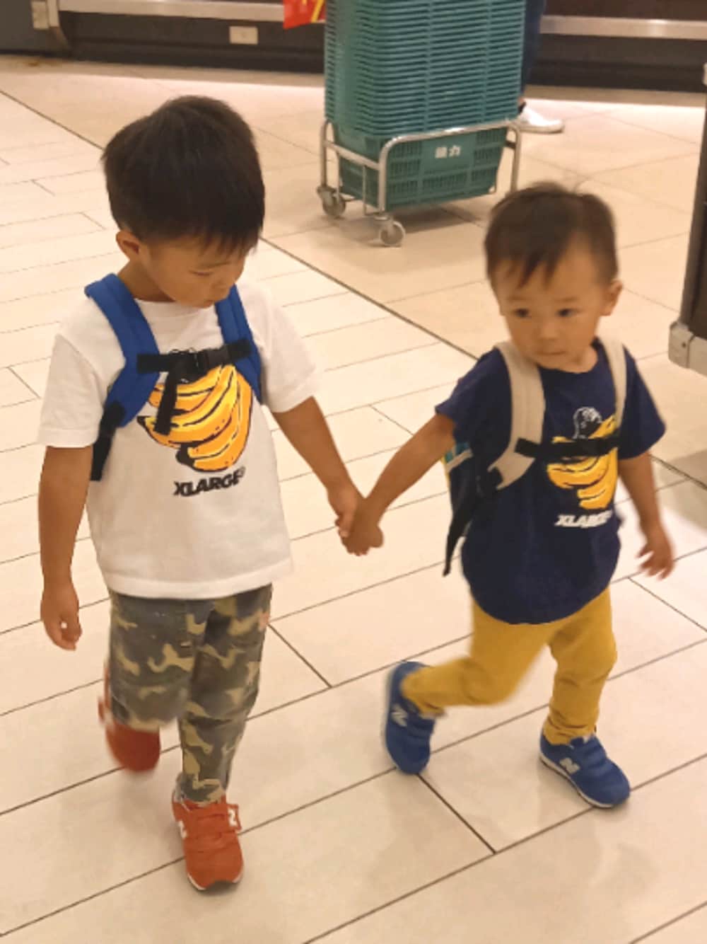 「ストリートMIX、カラフルスニーカー、リュック、リュックスタイル、兄弟コーディネート」｜「XLARGE KIDSのOG＆バナナ半袖Tシャツ（Tシャツ/カットソー、ホワイト系）」を使った、to'n'soさん（キッズ・100cm）の秋コーディネートの1枚目の写真