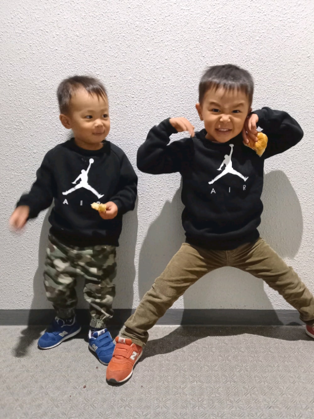 「AIR JORDAN、エアジョーダン、秋のコーデ、シンプル、コーデュロイパンツ、カモフラパンツ、兄弟コーディネート」｜「NIKEのアイテム（スウェット、ブラック系）」を使った、to'n'soさん（キッズ・100cm）の秋コーディネートの1枚目の写真