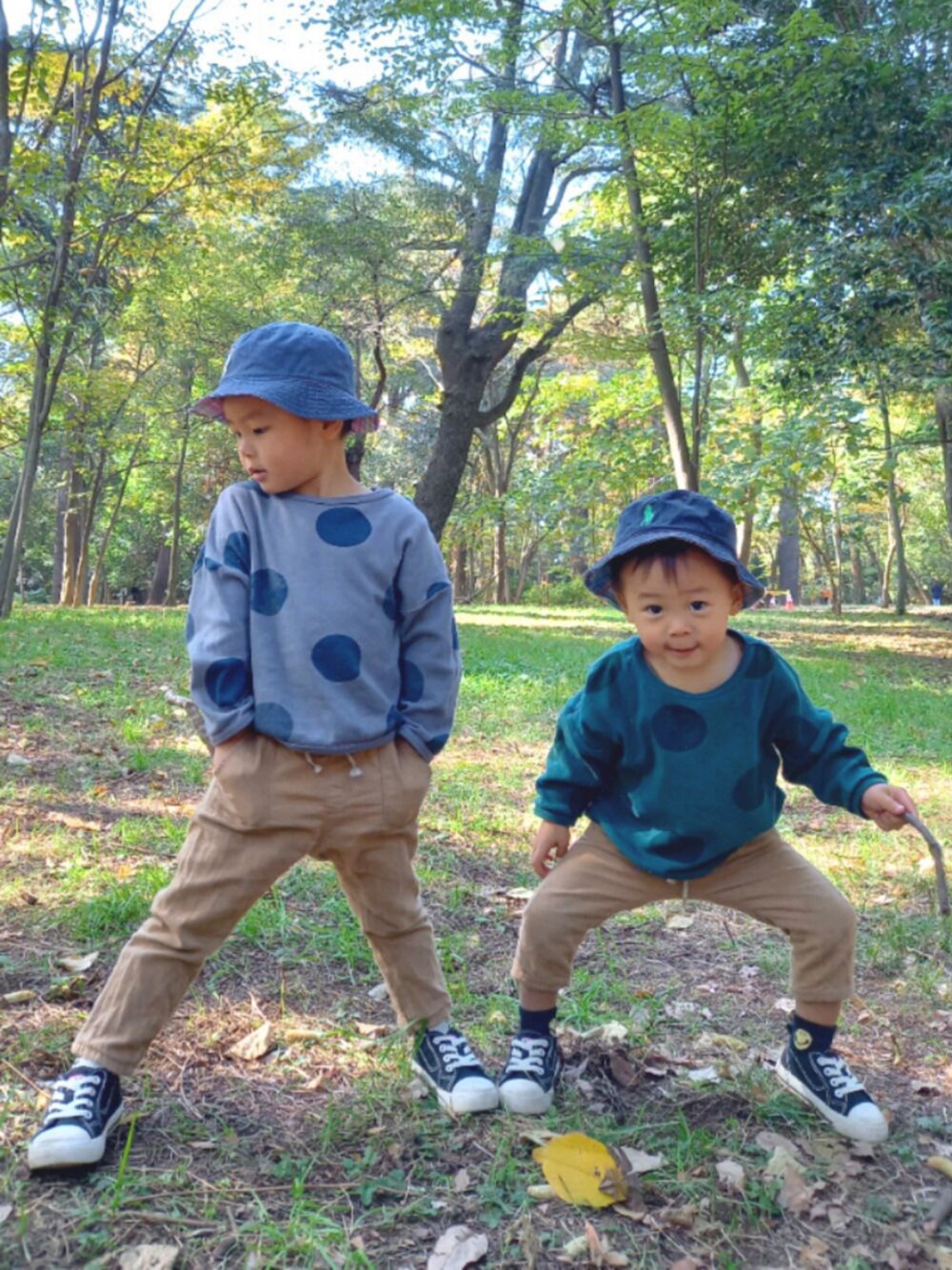 「プチプラ、ドット、くすみカラー、ロンT、男の子、むすこーで、兄弟コーディネート」｜「H&MのH&M - リヨセルブレンドツイルパンツ - ベージュ（その他パンツ、ベージュ系）」を使った、to'n'soさん（キッズ・100cm）の秋コーディネートの1枚目の写真
