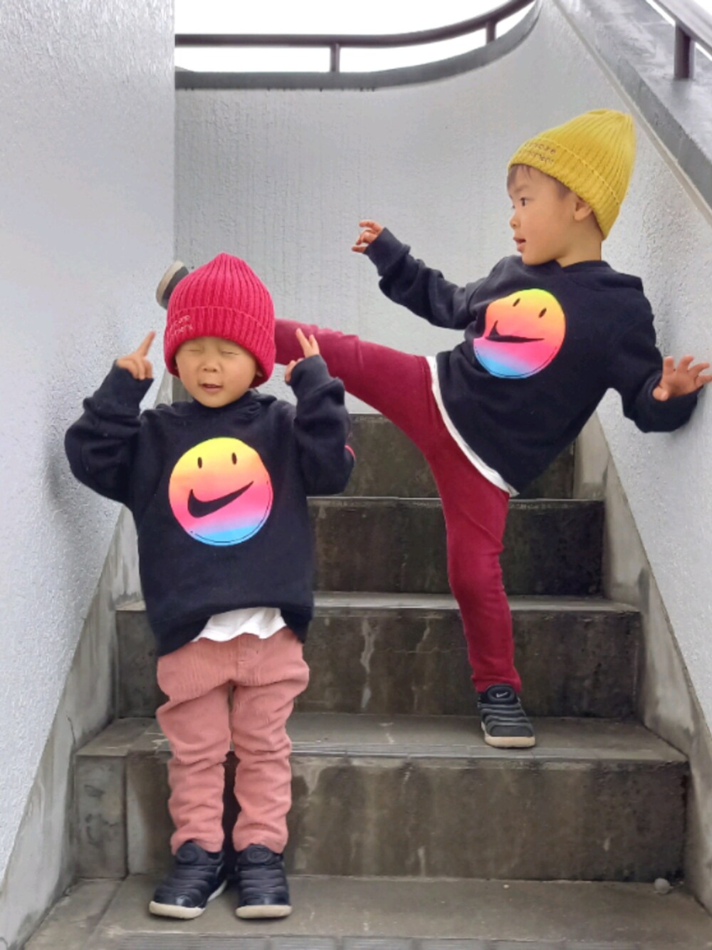 「ニット帽、カラーパンツ、レイヤードスタイル、レインボーコーデ、カラフル、男の子コーデ、女の子みたいな男の子、兄弟コーディネート」｜「SHOO・LA・RUEの【80-120cm】コーデュロイストレッチパンツ（その他パンツ、ピンク系）」を使った、to'n'soさん（キッズ・100cm）の春コーディネートの1枚目の写真