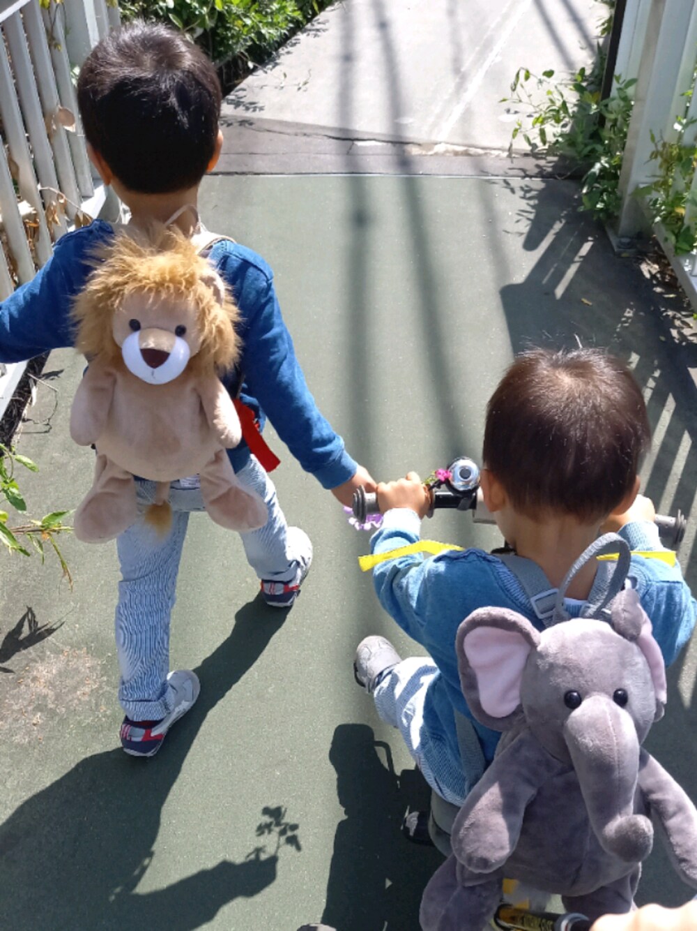 「キッズファッション、男の子、シンプルコーデ、ワントーンコーデ、ライオン、ゾウ、推しグッズ、兄弟コーディネート」｜「Birthdayのアイテム（Tシャツ/カットソー、ブルー系）」を使った、to'n'soさん（キッズ・100cm）の春コーディネートの1枚目の写真