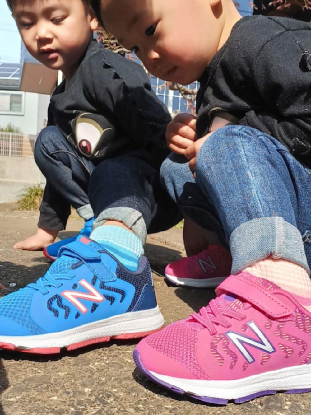 「New Balance、スポーツスニーカー、キモ撮り、春夏アイテム、デニムパンツ、サルエルデニム、リンクコーデ、兄弟コーディネート」｜「NEW BALANCEのアイテム（スニーカー、ブルー系）」を使った、to'n'soさん（キッズ・100cm）の春コーディネートの1枚目の写真