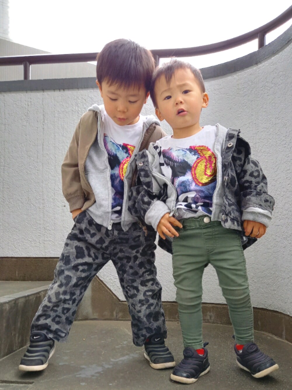 「レオパード、ジャケット、レオパードパンツ、韓国子供服、MA-1、スパンコールTシャツ、子供カッコイイ、男の子コーデ、リンクコーデ、兄弟コーディネート」｜「Koreaのアイテム（パンツ、グレー系）」を使った、to'n'soさん（キッズ・100cm）の春コーディネートの1枚目の写真