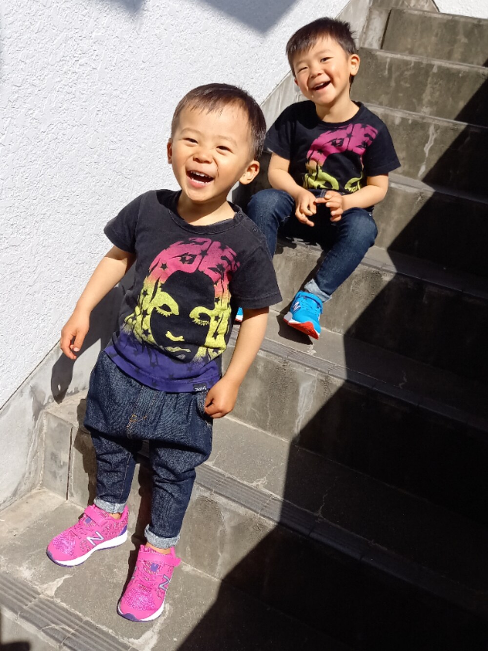 「キッズコーデ、男の子、Tシャツ、エックスガール、インパクトプリント、サルエルデニム、派手スニーカー、双子コーデ、兄弟コーディネート」｜「NEW BALANCEのアイテム（スニーカー、ピンク系）」を使った、to'n'soさん（キッズ・100cm）の春コーディネートの1枚目の写真