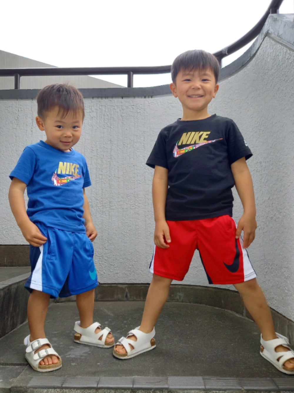 「これが私をアゲる服、休日スタイル、セットアップ、夏、ロゴT、国旗柄、NIKE、リンクコーデ、兄弟コーディネート」｜「NIKEのアイテム（Tシャツ/カットソー、ブルー系）」を使った、to'n'soさん（キッズ・100cm）の春コーディネートの1枚目の写真