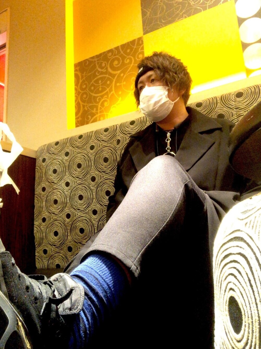 「お洒落さんとつながりたい、シンプル、ビッグシルエット、オーバーサイズ、黒、モノトーン、モード、RAF SIMONS、スニーカー、休日スタイル」｜「minsobiのDリングベルトロングコート（チェスターコート、ブラック系）」を使った、ダニコロさん（メンズ・183cm）の春コーディネートの1枚目の写真