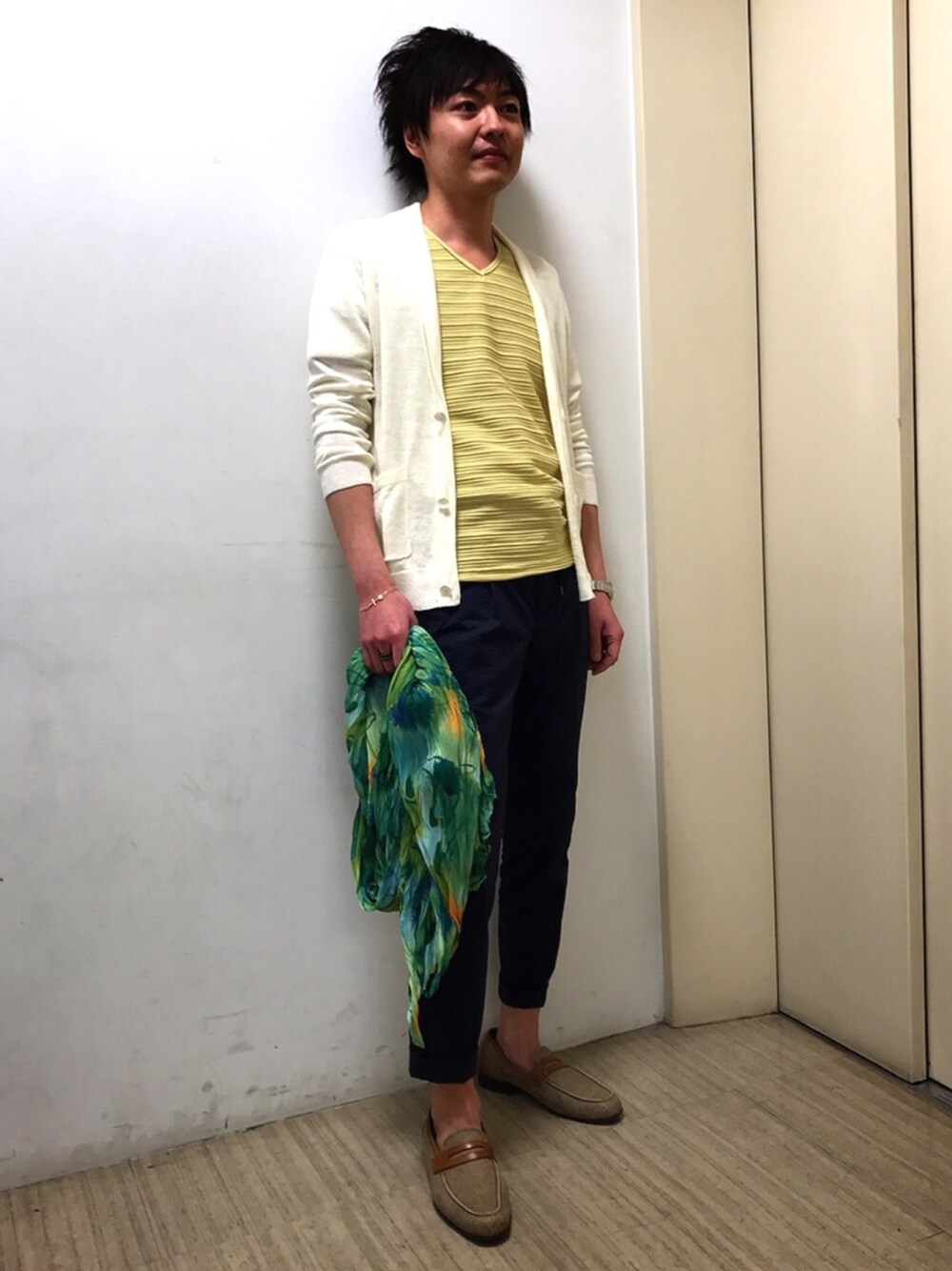 ホワイト系のカーディガン/ボレロ、イエロー系のTシャツ/カットソー、ブルー系のその他パンツを着用したメンズの春コーディネートの1枚目の写真