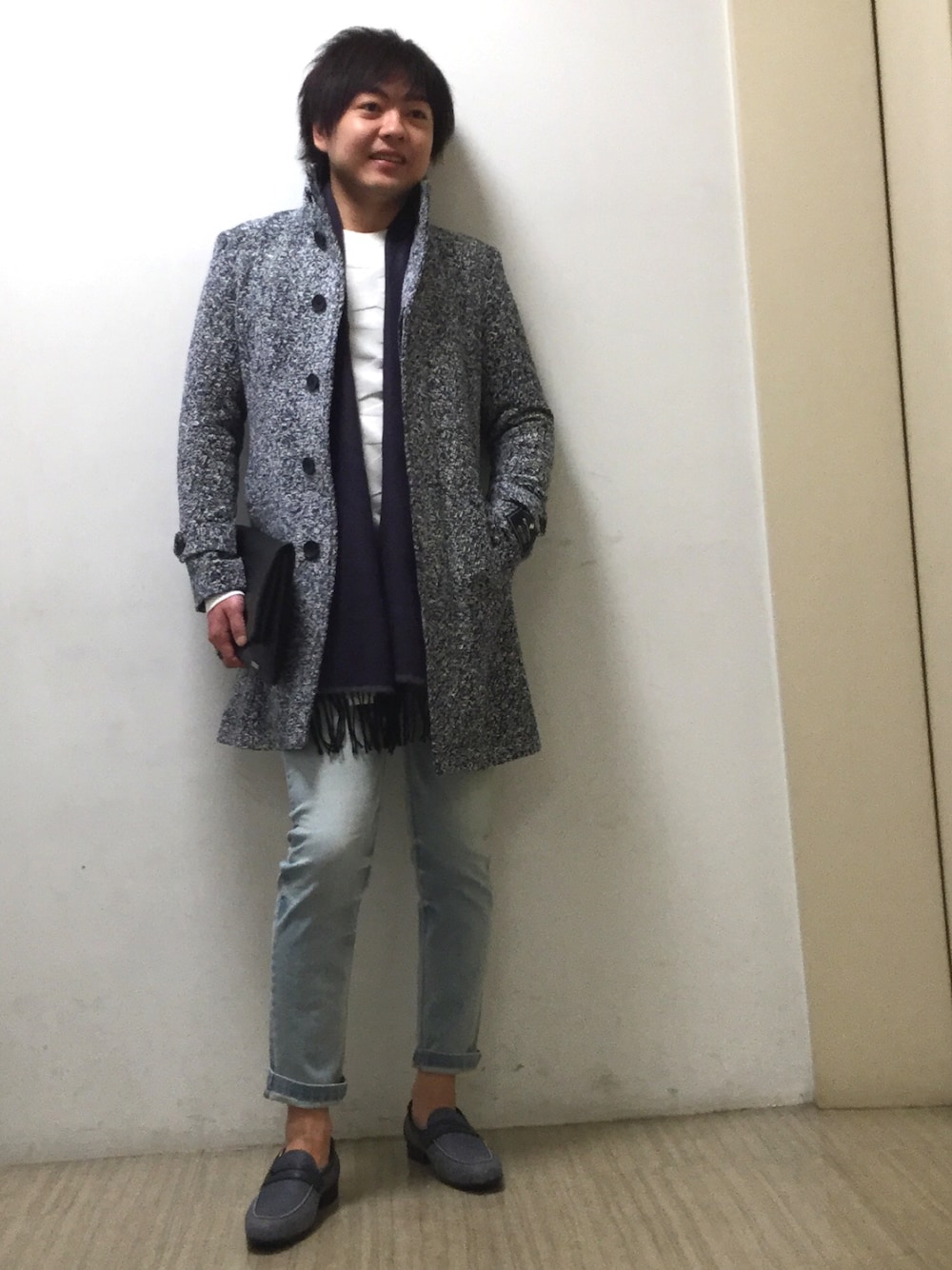 ブルー系のその他アウター、ホワイト系のニット/セーター、ブルー系のデニムパンツを着用したメンズの冬コーディネートの1枚目の写真