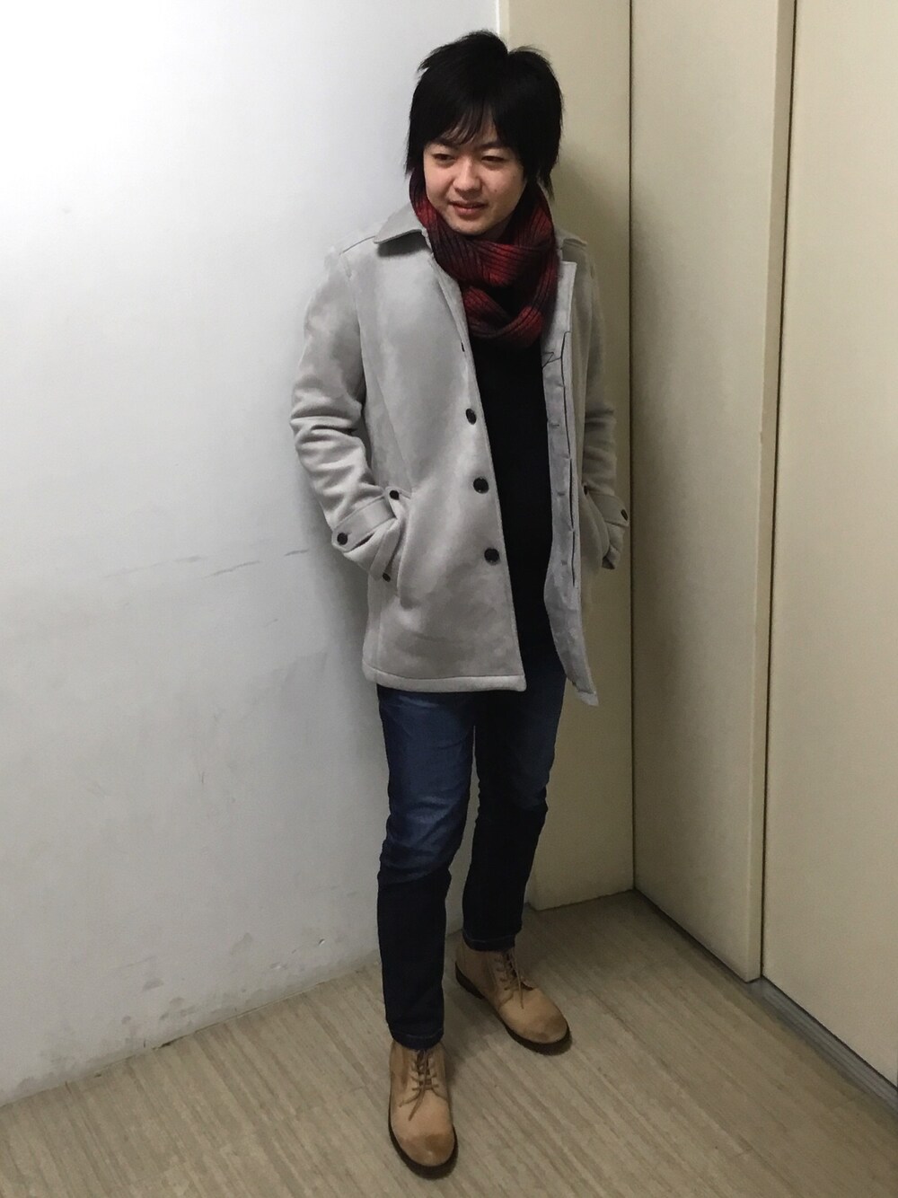 「カジュアル、おしゃれさんと繋がりたい、シンプルコーデ、新年一発目、大人カジュアル、コート、革靴、モノトーンコーデ、きれいめカジュアル、スヌード」｜「HIGH STREETのアイテム（ステンカラーコート、グレー系）」を使った、mattsunさん（メンズ・168cm）の冬コーディネートの1枚目の写真