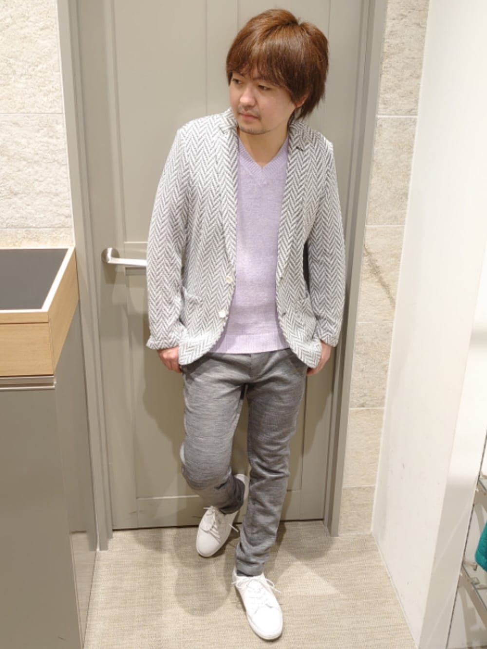 パープル系のニット/セーター、ホワイト系のテーラードジャケット、ホワイト系のドレスシューズを着用したメンズの冬コーディネートの1枚目の写真