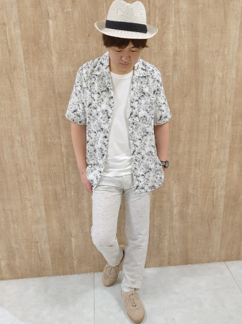 ホワイト系のシャツ/ブラウス、グレー系のスラックス、ベージュ系のドレスシューズを着用したメンズの夏コーディネートの1枚目の写真