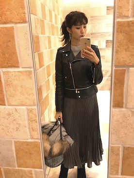 「アイテム（ライダースジャケット）」を使った、出岡美咲(izu)さん（レディース・168cm・20代）の秋コーディネート
