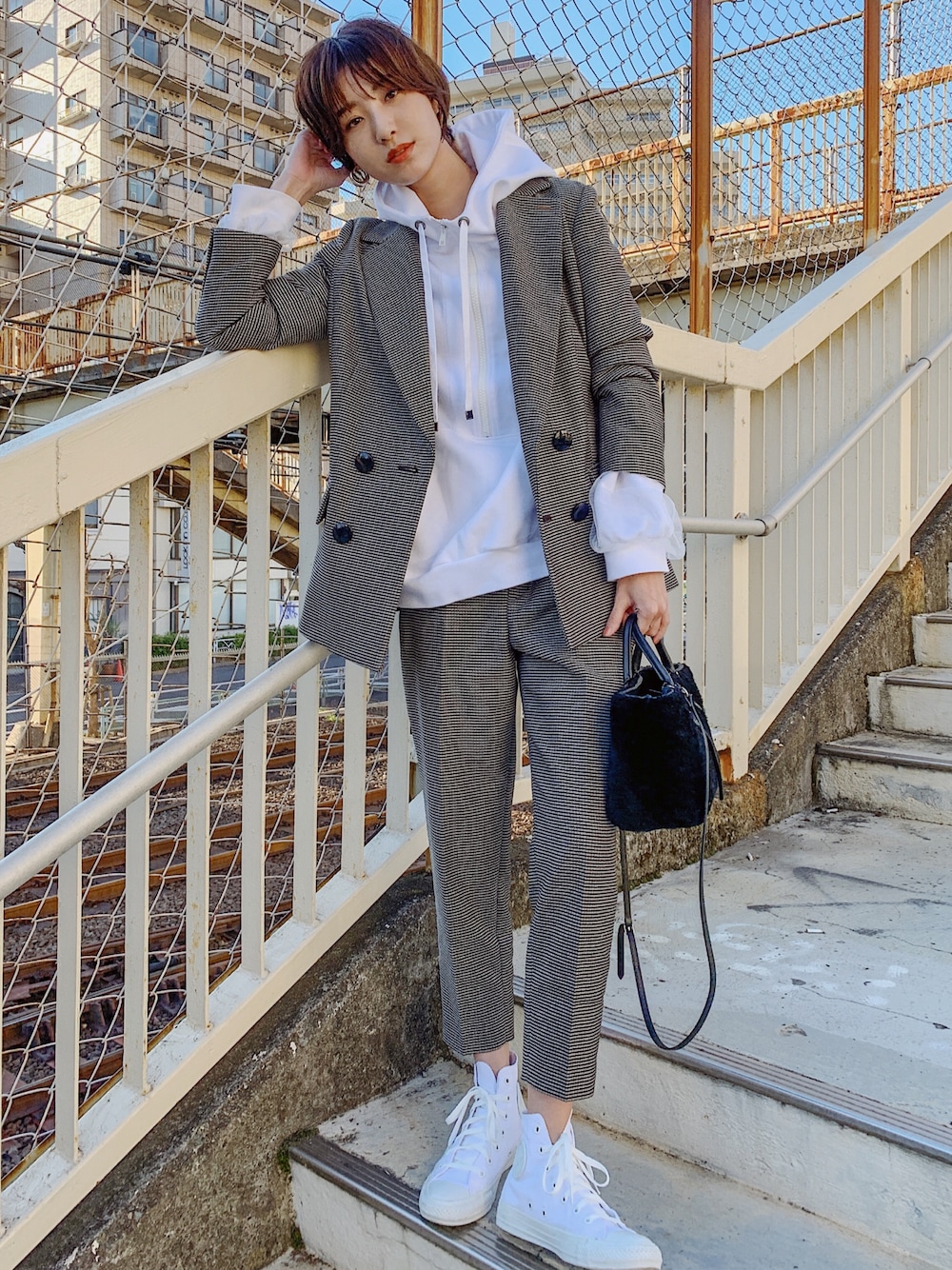 「カジュアルコーデ、大人カジュアル、スニーカー、コンバース、セットアップ、セットアップスタイル、チェック、ラフ、converse、シンプル」｜「AULAのアイテム（パーカー、ホワイト系）」を使った、出岡美咲(izu)さん（レディース・168cm）の冬コーディネートの1枚目の写真