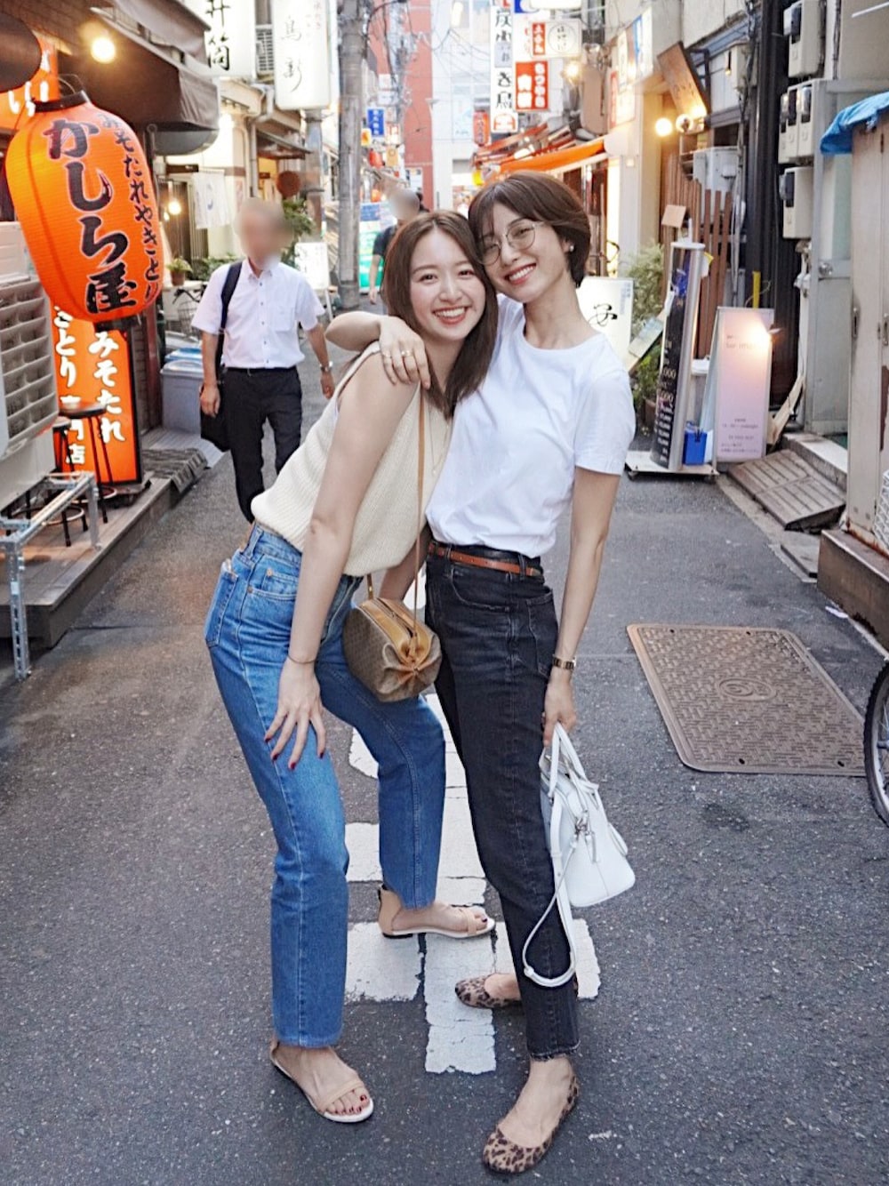 ホワイト系のTシャツ/カットソー、ホワイト系のハンドバッグ、ブルー系のデニムパンツを着用したレディースの夏コーディネートの1枚目の写真